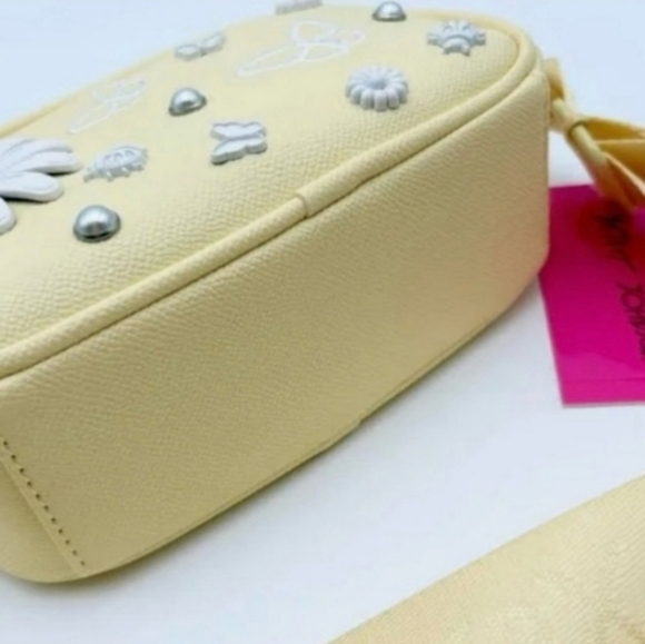 💛🔹️Betsey Johnson🔹️ Daisy Line With Crossbody Bag with White And Pearl Studs - Picture 3 of 3